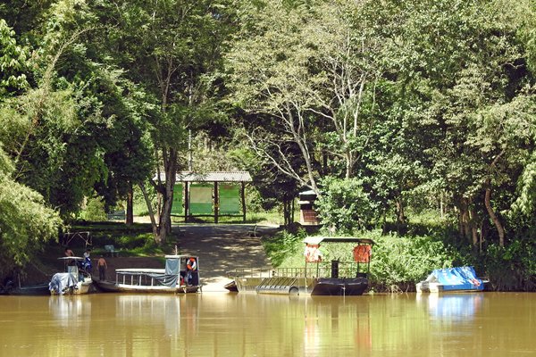 De toegang tot Cat Tien (Vietnam) aan de overkant van de rivier