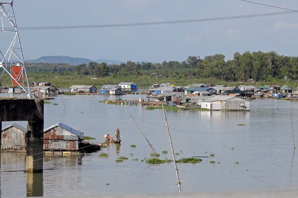 Het drijvende dorp tussen An Binh Hoa en Pho Ngoc, Vietnam