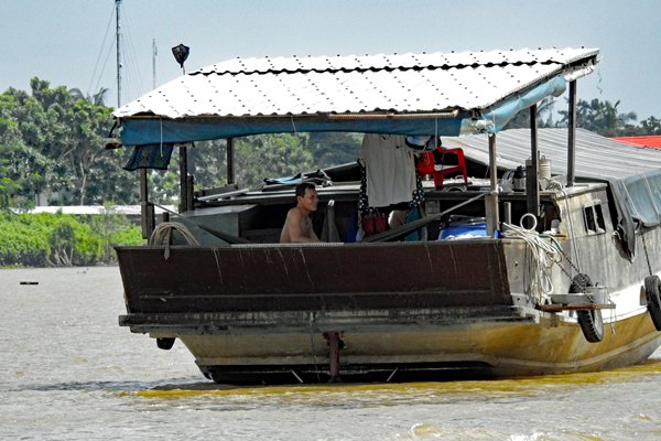Boot met grote luifel voor schaduw bij Ben Tre, Vietnam