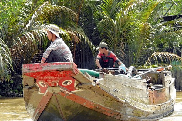 Bij veel boten op de Mekong zijn op de hoge voorkant grote ogen geschilderd