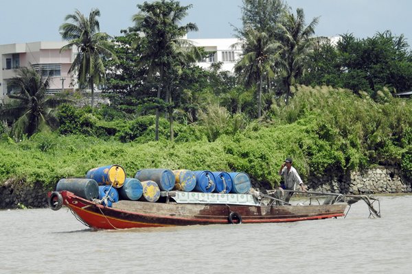 Boot met grote vaten op de Mekong