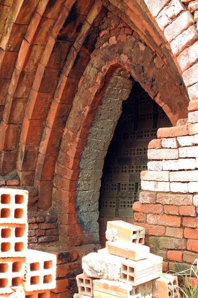 Bij het bakken is de oven van de steenfabriek bij Ben Tre (Vietnam) dichtgemetseld