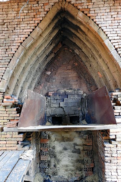 Bij het bakken is de oven van de steenfabriek bij Ben Tre (Vietnam) dichtgemetseld
