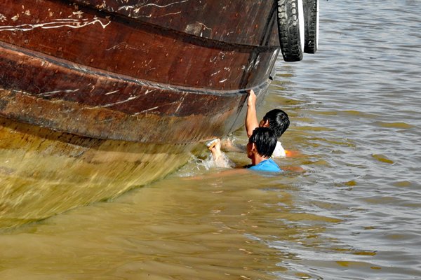 Schoonmaak van een boot in Ben Tre
