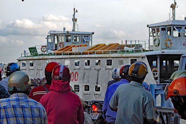 Wachten op de ferry bij Phà Đình Khao, Vietnam