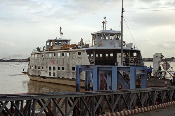 De ferry over de Mekong bij Phà Đình Khao, Vietnam