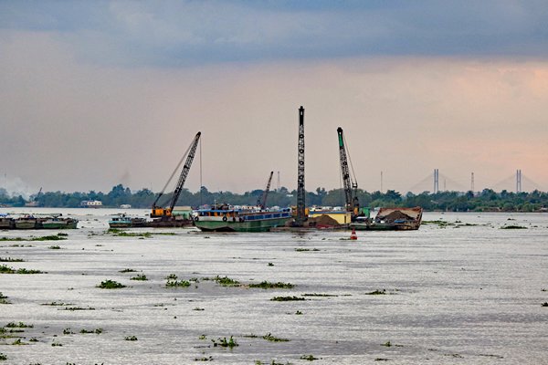 Werkzaamheden op de Mekong rivier