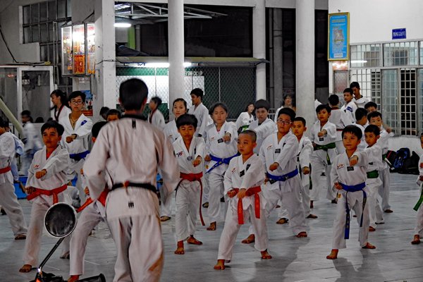 Een groep kinderen krijgt sportles in Can Tho, Vietnam