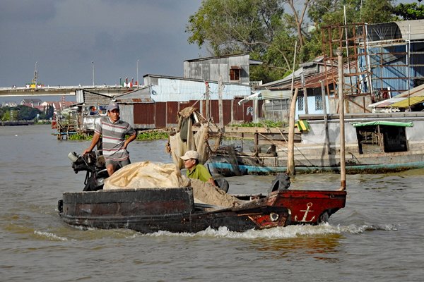 Zandvervoer bij Can Tho, Vietnam