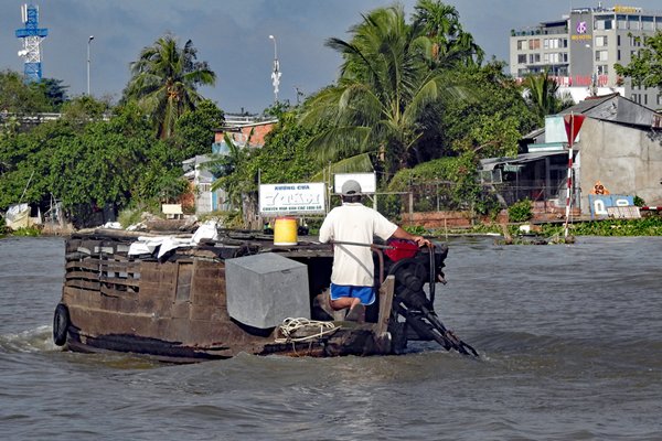 Diepliggende boot bij Can Tho, Vietnam