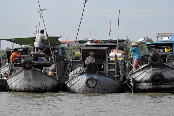 Drukte op de boten bij de drijvende markt bij Can Tho, Vietnam
