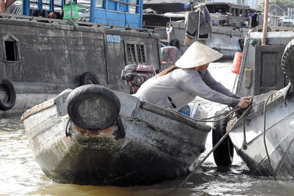Manoeuvreren op de drijvende markt van Can Tho, Vietnam