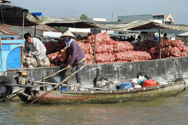 Groothandelsboot bij de drijvende markt bij Can Tho, Vietnam