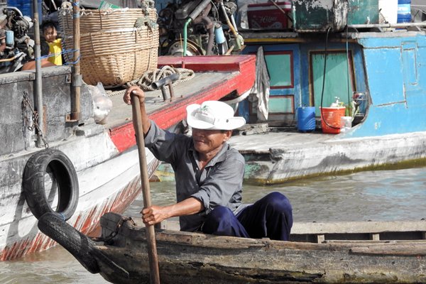 Manoeuvreren op de drijvende markt van Can Tho, Vietnam