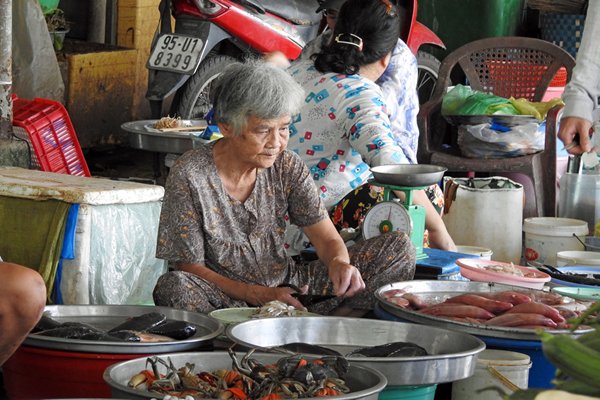 Verkoopster op de vismarkt van Can Tho, Vietnam
