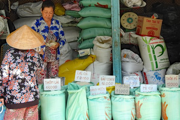 Heel veel soorten rijst in grote hoeveelheden op de vismarkt van Can Tho, Vietnam