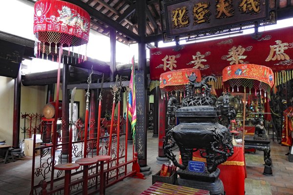 Overzicht van de hal van de Binh Thuy tempel (Can Tho, Vietnam) met links de sierlansen voor in processies