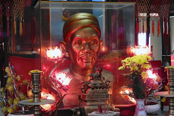 Beeld van een voor ons onbekende man in de Binh Thuy tempel bij Can Tho, Vietnam