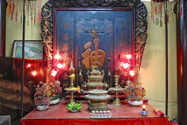 Altaartje in de Binh Thuy tempel bij Can Tho, Vietnam