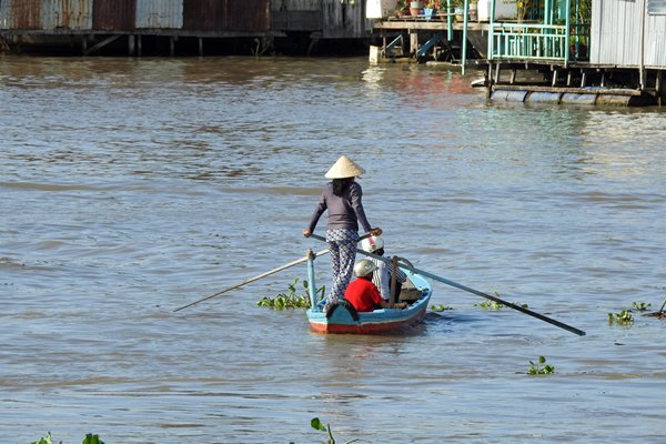Roeien naar de overkant, Chau Doc (Vietnam)