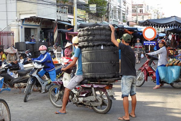 Vrachtvervoer per scooter in het centrum van Chau Doc, Vietnam