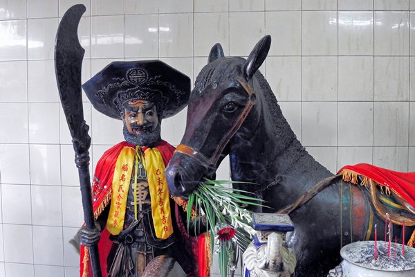 Beeld van gewapende ruiter en paard in een tempel in Chau Doc (Vietnam)