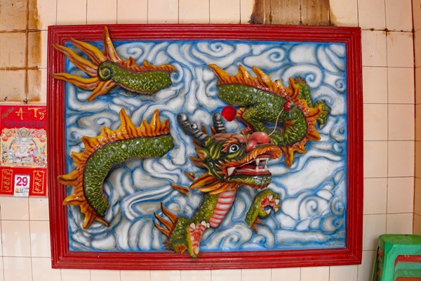 Muurdecoratie van draak in het water in een tempel in Chau Doc, Vietnam