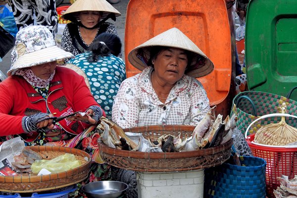 Viskraam op de markt van Chau Doc, Vietnam
