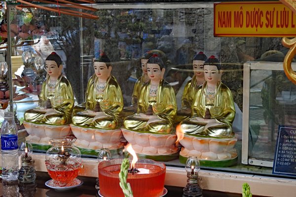 Boeddha-s in de Bo Be Bao Trang tempel in Chau Doc, Vietnam