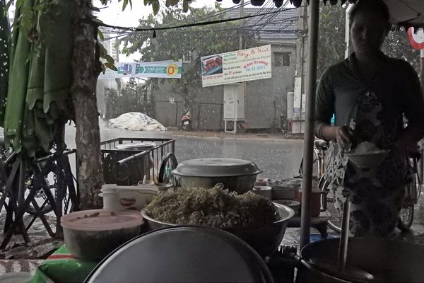 Schuilen bij een restaurantje in Chau Doc (Vietnam)