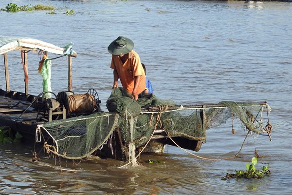 Visser met groot net in Chau Doc (Vietnam)