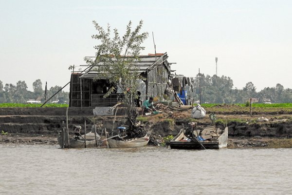 Bewoning langs de rivier tussen Chau Doc en Phnom Penh