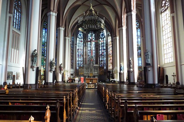 Basiliek van de Heilige Kruisverheffing, een grote kerk in het kleine Raalte