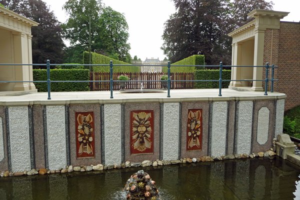 Muur aan het water in het paleispark van Het Loo