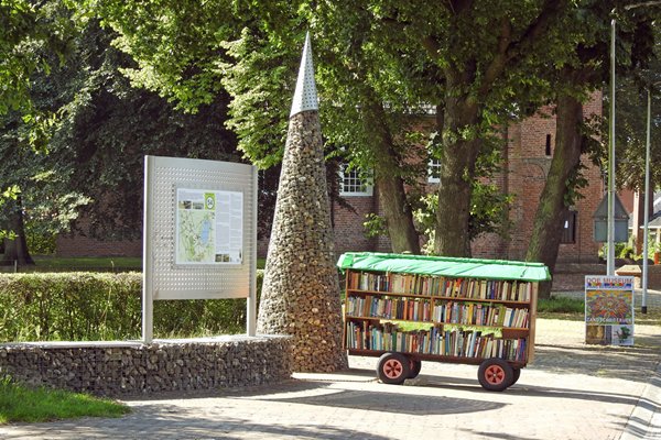 Boekenkar in het dorp Noordlaren