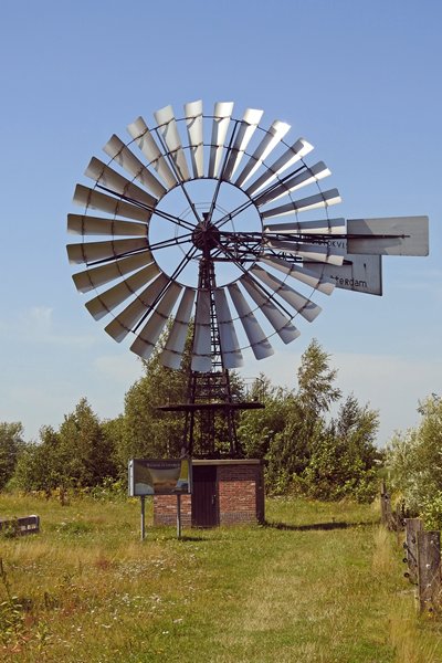 Watermolen in natuurgebied Leinewijk bij het Zuidlaardermeer