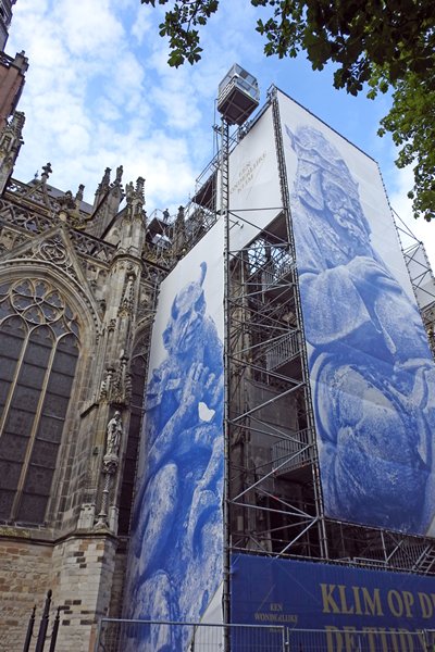 De klimsteiger tegen de Sint-Jan van Den Bosch