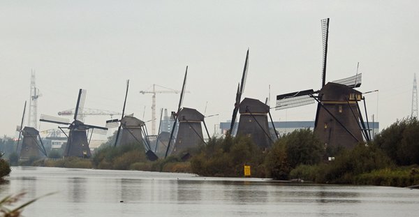 Molens met industrie bij Kinderdijk