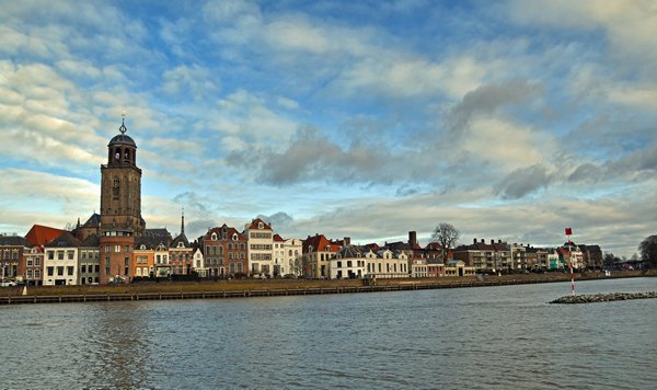 Zicht op Deventer vanaf de overkant van de IJssel