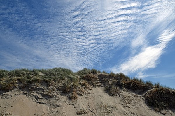 Wolken bij een duin op texel