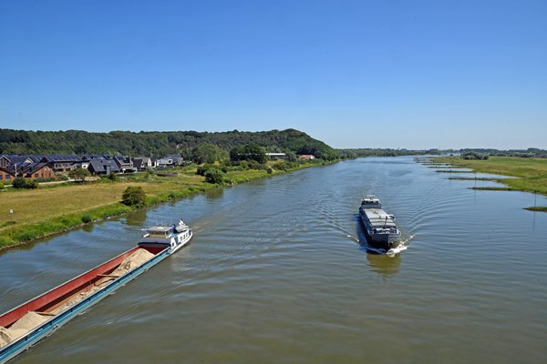 De Nederrijn bij Rhenen, met zicht op de Grebbeberg