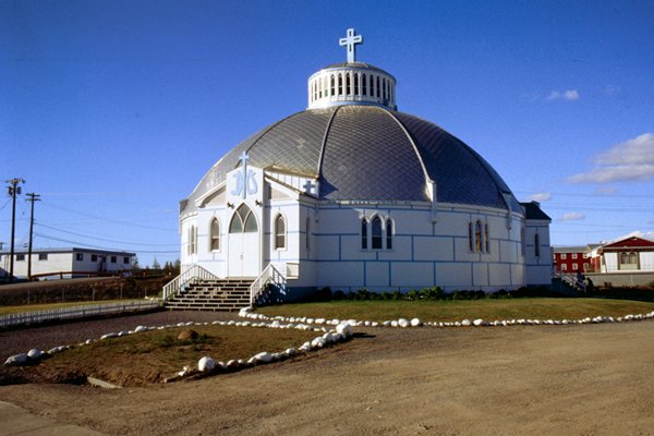 Kerk in iglo-vorm, Inuvik Canada 1988