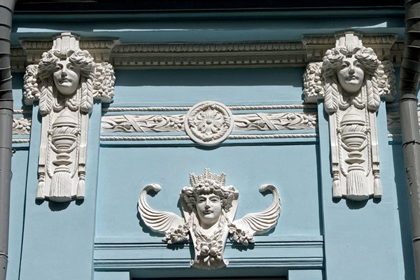 Jugendstil versiering op een gebouw in Perm, Rusland 2010