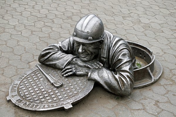 Man komt uit rioolput, Omsk Rusland 2010