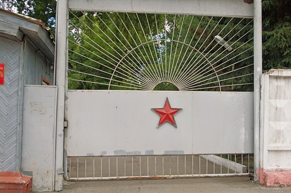 Nostalgische poort in Omsk, Rusland 2010