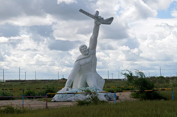Strijder in grof beton, Choilbalsan Mongolië 2010