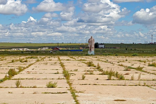 Leninbeeld op een verwaarloosd plein in Choilbalsan, Mongolië 2010