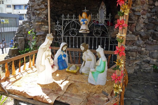 Kerststal met plasic beelden in La Merced kerk, San José, Costa Rica 2014