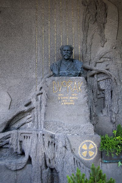 Grafmonument voor Dvorák in Praag.