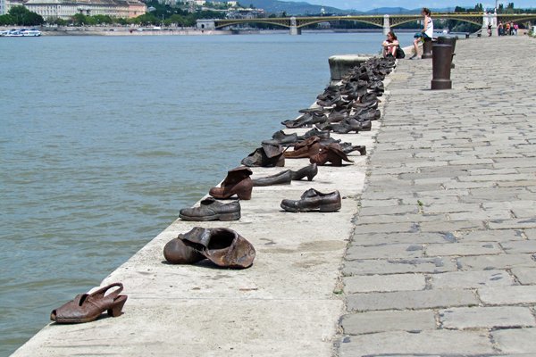 Bronzen schoenen aan de oever van de Donau, Boedapest Hongarije